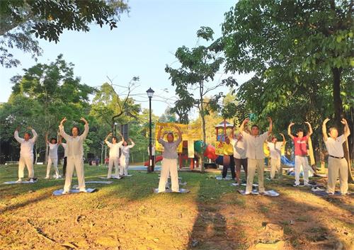 '图2：吉隆坡部份法轮功学员来到阿南达迈（Alam Damai）公园集体炼功。'
