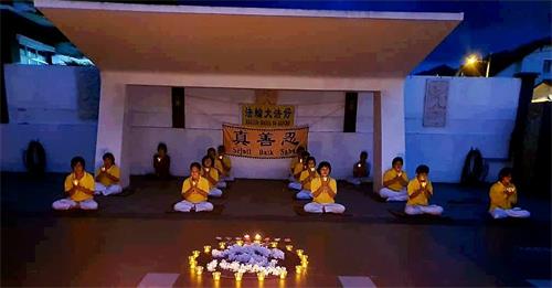 '图13：七月十九日晚上，在柔佛州古来（Kulai）的部份法轮功学员在家中庭院举行了哀悼会，悼念被中共迫害的同修。'