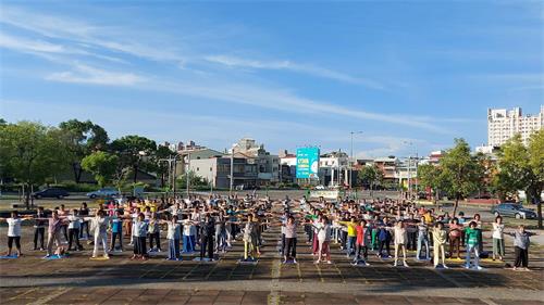 '图：二零二零年七月二十六日清晨，来自台湾各地的法轮功区辅导员在云林斗六棒球场旁集体炼功。'