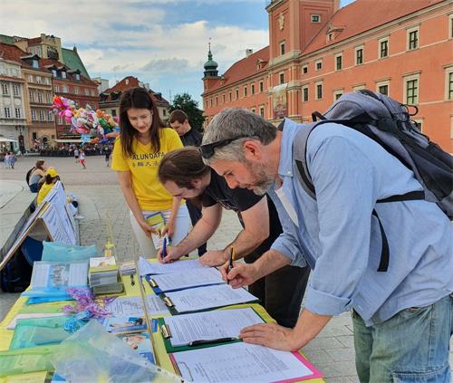 '图5～8：波兰法轮功学员在华沙古城举办讲真相活动 民众签名支持法轮功'
