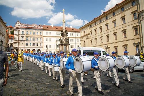 '图四：天国乐团行进在布拉格市中心的步行街上。'
