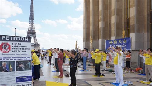'图1：法轮功学员在巴黎人权广场举办讲真相活动。'