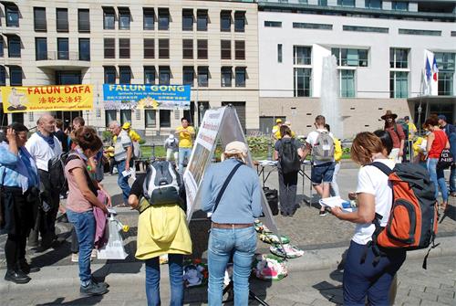'图1～3：二零二零年八月二十九日和三十日，法轮功学员在柏林勃兰登堡门前的广场上举办信息日活动，传播法轮功的真相'