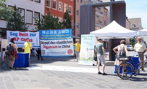 '图：二零二零年八月一日，法轮功学员在德国纽伦堡哈尔广场举办讲真相活动'