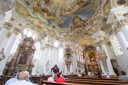 图例：位于德国的维斯教堂（Wieskirche）内部景观，建筑装潢采用了典型的洛可可风格。