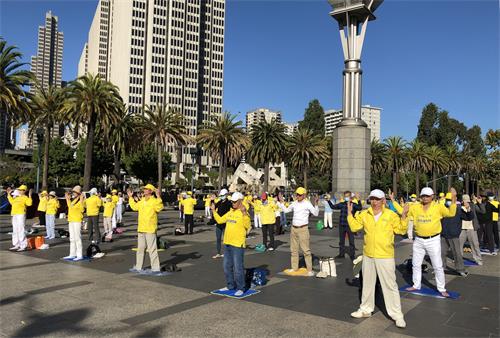 图2～3：二零二零年九月二十六日，部分旧金山的法轮功学员来到渡轮大厦前的广场集体炼功，传播法轮大法的美好。