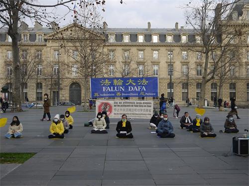 '图3～4：二零二一年一月三日星期日，法轮功学员在巴黎共和国广场传播真相。图为法轮功学员演示功法。'