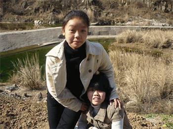 '蒋立宇和她的姐姐蒋炼娇。（站立的是蒋立宇，蹲着的是蒋炼娇）'