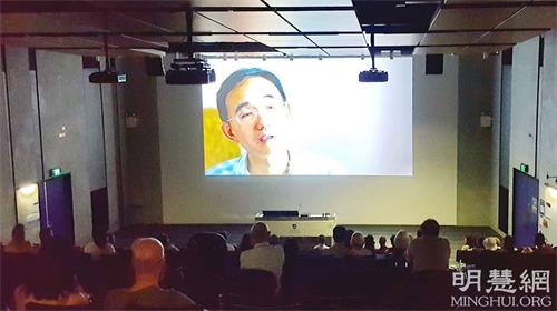 '图1：二零二一年十二月十二日，纪实纪录片《求救信》在阿德莱德南澳大学的艾伦・斯科特礼堂（Allan Scott Auditorium）放映。'