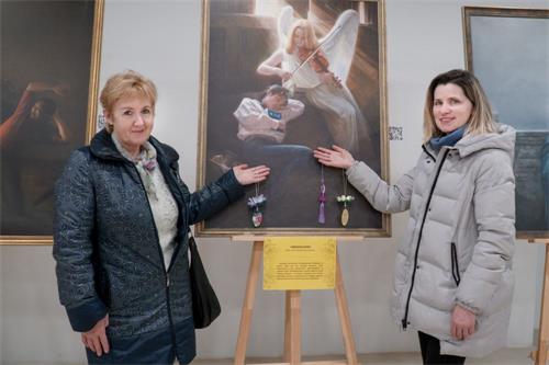 '图4：伊琳娜（右）和玛丽娜（左）在画展前留影'
