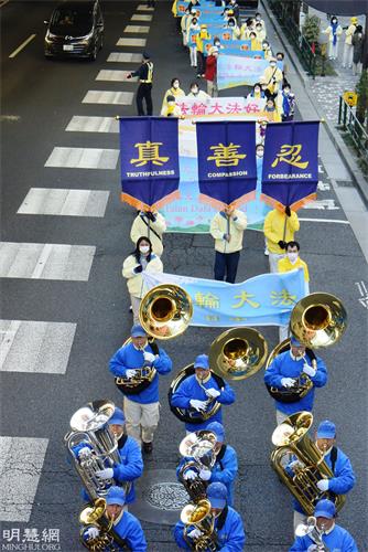 '图2～4：二零二一年十二月二十六日，在东京池袋街道上的游行队伍。'