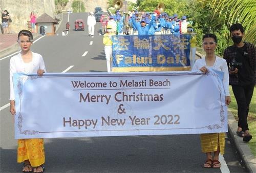 '图2：二零二一年十二月二十三日，印尼天国乐团在巴厘岛美拉士地海滩（Melasti Beach）举行了游行，和当地民众一起庆圣诞迎新年。'