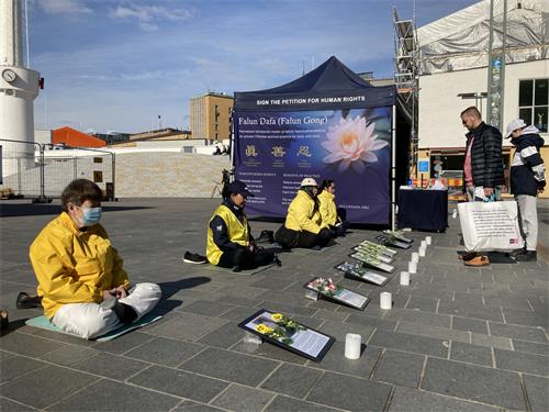图2：芬兰法轮功学员在市中心進行烛光纪念活动