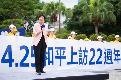 '图2：台湾法轮大法学会理事长张锦华教授表示，她是听闻法轮功学员四·二五和平大上访事件而走入法轮大法修炼。'