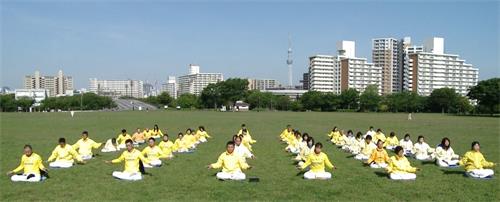 '图1～2：东京法轮功学员在公园集体炼功。'
