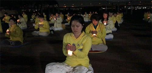 '图11～12：东京法轮功学员举行烛光悼念，悼念多年来在中国被迫害致死的法轮功学员。'
