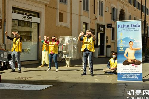 图1：罗马法轮功学员在市中心的科尔索大街（Via del Corso）举行了讲真相活动