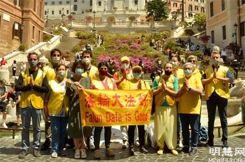 图3：部分罗马法轮功学员在著名的西班牙广场合影，庆祝世界法轮大法日并恭贺师父七十华诞。