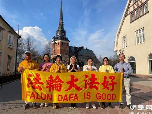 '图1～2：法轮功学员在瑞典达拉纳省庆祝世界法轮大法日。'