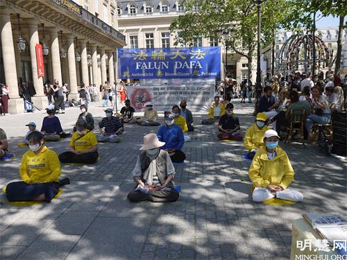 '图8：五月三十日下午，法轮功学员在巴黎一区的柯莱特广场（Place Colette）进行了炼功和讲真相的活动。'