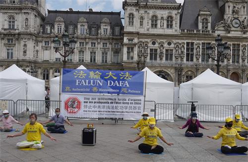 '图1：法轮功学员在巴黎市政厅广场炼功打坐'