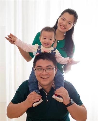 '图：赵帅和妻子于二零一七庆祝年女儿一周岁，拍摄于海南家中'