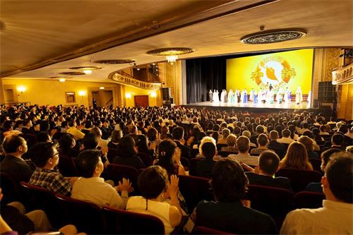 '图1：神韵纽约艺术团于二零二一年六月二十六日在康州斯坦福派雷斯剧院（The Palace Theatre）拉开了2021-2022年全球巡回演出首站演出的序幕。图为，二十六日晚演出结束时，观众报以雷动掌声向演员致谢。'