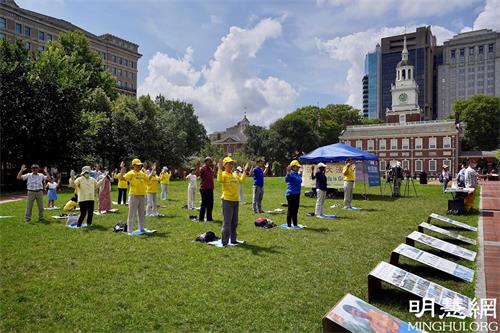 '图1：二零二一年七月十日，美国大费城地区部份法轮功学员在费城自由钟广场举办集会，纪念法轮功学员反迫害二十二周年。'