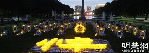 图4：休士顿法轮功学员的烛光夜悼活动