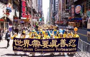 '二零二零年五月十三日，法轮功学员在纽约游行，庆祝法轮大法弘传世界28 周年（图片：网络）'
