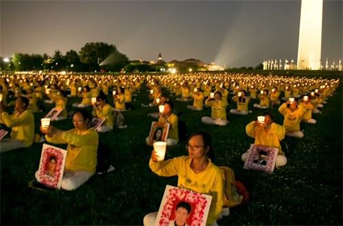 '图6～7：夜幕降临，学员们举起烛光，悼念在中国大陆因坚持信仰被迫害致死的法轮功学员。'