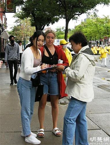 '图16：在西安大略大学（University of Western Ontario）任职科研助理的艾韦滕（Ivy Tuong）（左一）女士表示支持法轮功学员反迫害。'