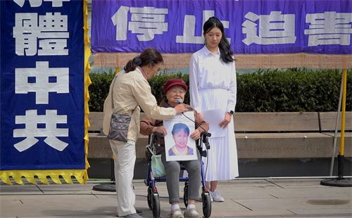 '图10：九十四岁的温哥华居民杜惠卿坐轮椅前来参加集会，呼吁帮助营救在中国遭中共迫害的女儿杨锦妍。'