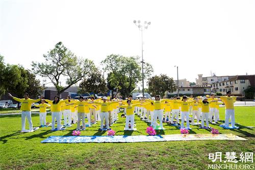 '图1：二零二一年七月十七日，洛杉矶部份法轮功学员在蒙特利公园市（Monterey Park）的巴恩斯公园（Barnes Park）集体炼功，纪念法轮功反迫害二十二周年。'