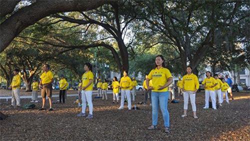'图1：美国佛罗里达州法轮功学员在该州中部城市奥兰多举办了反迫害集会。图为集体炼功。'
