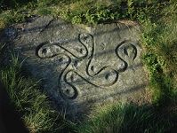 '英格兰约克郡发现的刻有“卍”的巨石，距今4000年左右。'