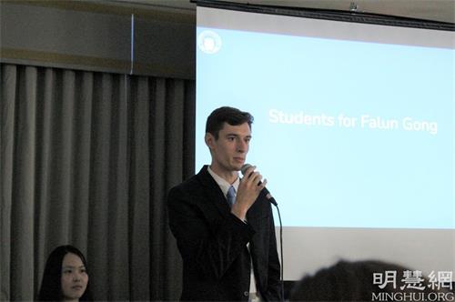 '图4：俄亥俄州的青年学员介绍非营利组织“法轮功学生会”和法轮功学员22年的和平抵抗'