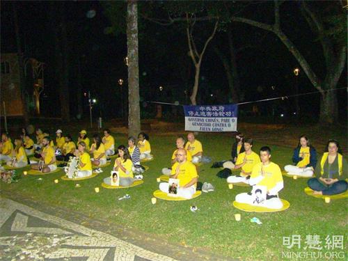 '图3：二零二一年九月四日傍晚，学员举行了烛光守夜活动，悼念被中共迫害致死的法轮功学员。'