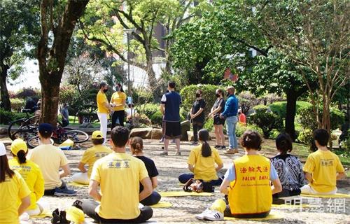 '图4：二零二一年九月五日上午，学员们在日本广场（Praça do Japão）炼功点炼功，吸引民众现场学炼。'