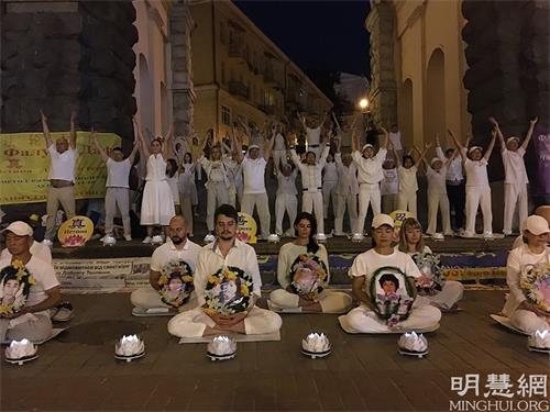 '图1：法轮功学员在市中心举行烛光悼念活动'