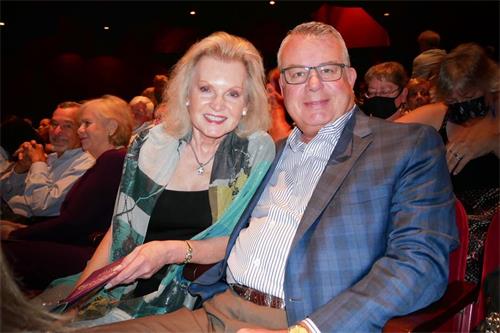 '图3：弗兰克·约尼什（Frank Yonish）和夫人简·约尼什（Jane Yonish）观看了九月二十六日下午，神韵在休斯顿沃瑟姆剧院的演出。约尼什先生说：“演出优美典雅”。'