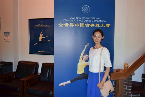 '图20：手工业者Caroline Bo，于9月4日观看了新唐人电视台主办的“全世界中国古典舞大赛”'