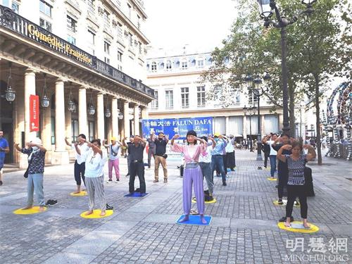 '图1：二零二一年九月五日，巴黎法轮功学员在市中心柯莱特广场举办了真相日活动，图为法轮功学员在展示第二套功法。'