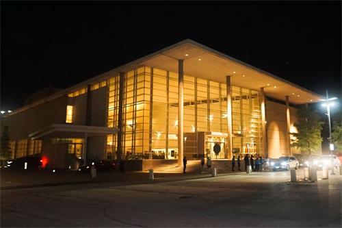 '图1：二零二一年九月四日和五日，美国神韵北美艺术团在德州理查森艾思曼中心的三场演出给众多观众带去了喜悦。'
