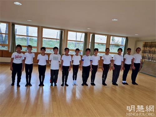 '图4：男生参加中国古典舞课。'