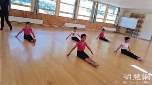 '图5：女生参加中国古典舞课。'