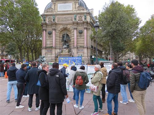 图1～3：二零二二年十一月五日星期六下午， 法轮功学员在巴黎圣米歇尔广场进行了弘法、讲真相和征集签名的活动。