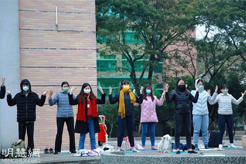 '图1～2：二零二二年二月八日至十日，台湾法轮大法青年冬令营在云林环科大学举行。图为青年学子晨炼。'