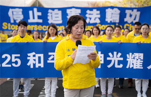 图9：二零二二年四月二十三日傍晚，法轮功学员王春彦在纪念“四·二五”和平上访二十三周年集会上发言。