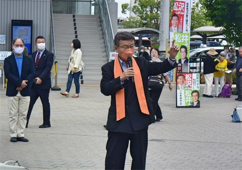 '图8：前众议院议员中津川先生在集会上发言'